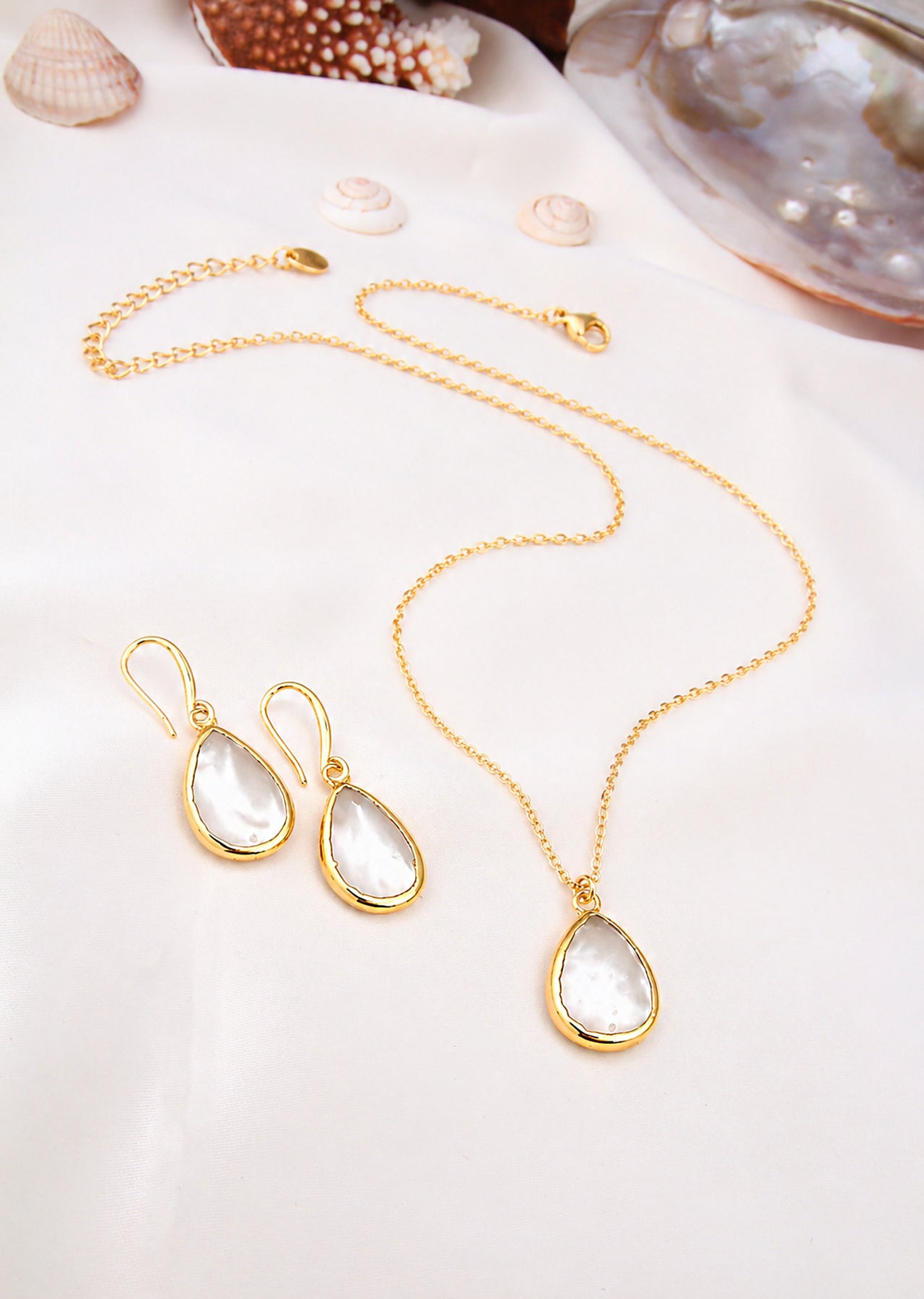 Nacre Necklace & Earring Set
