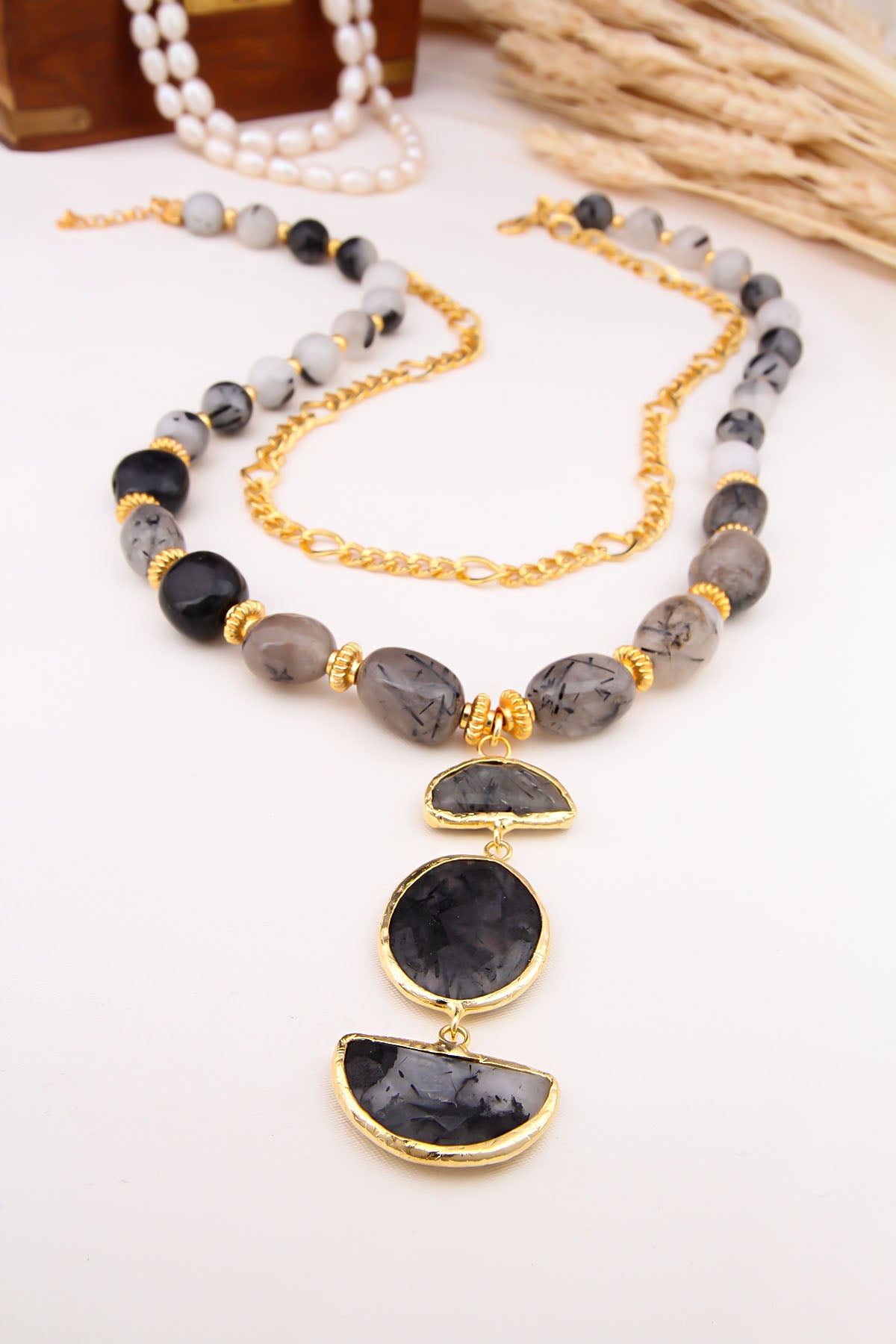 black Collier