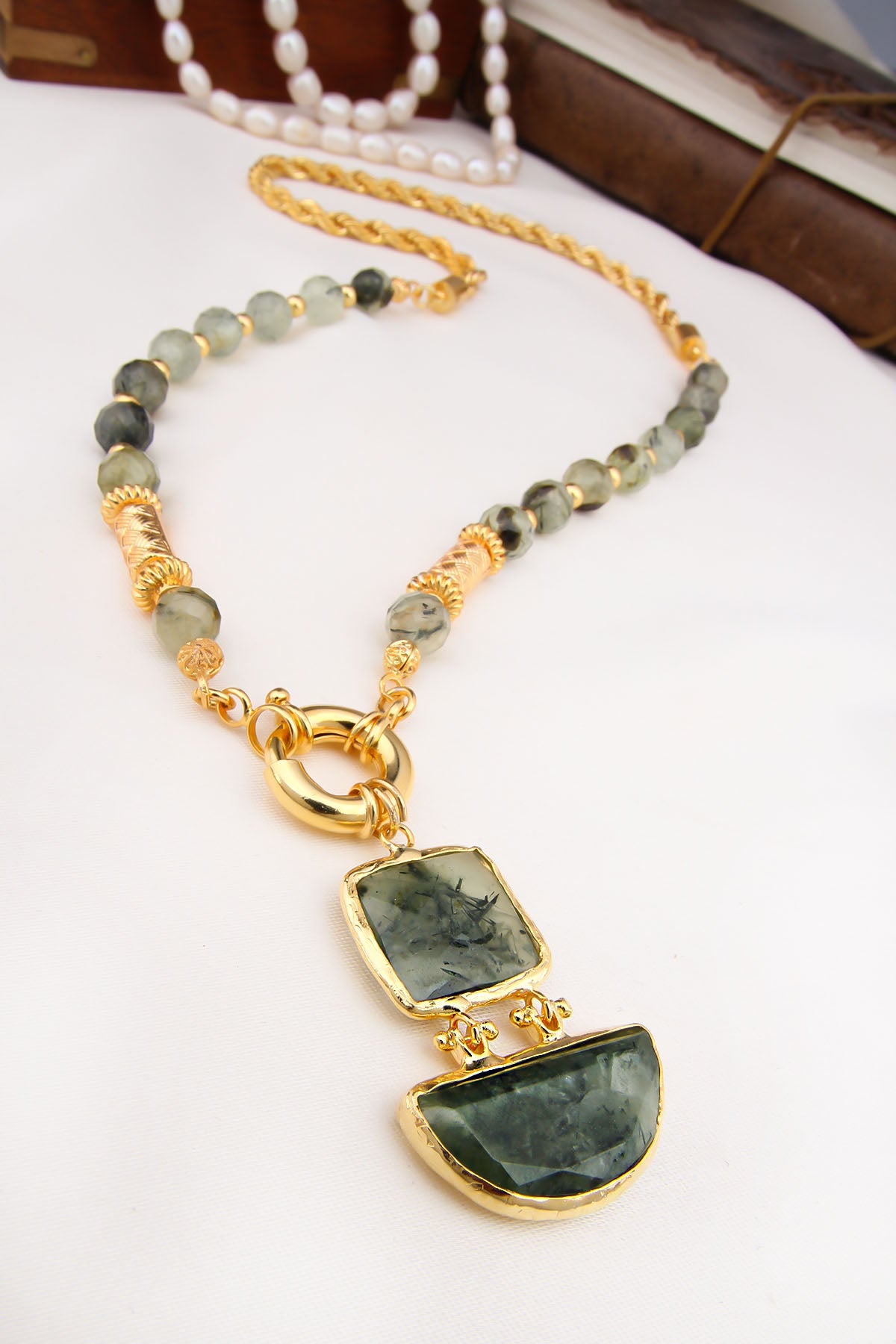 black & green Collier