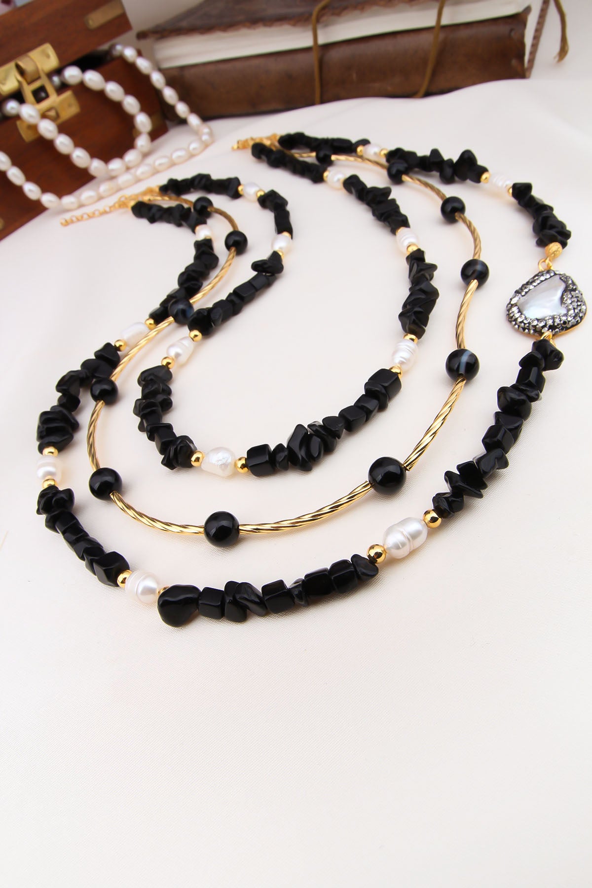 black & white Collier